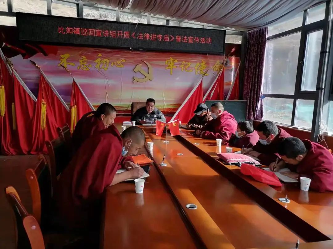 比如镇巡回宣讲组深入各村居寺管会开展法律进村居进寺庙普法宣讲活动