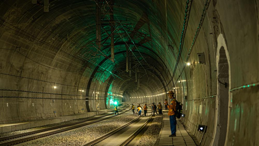 中老铁路立新隧道夜里是什么样的