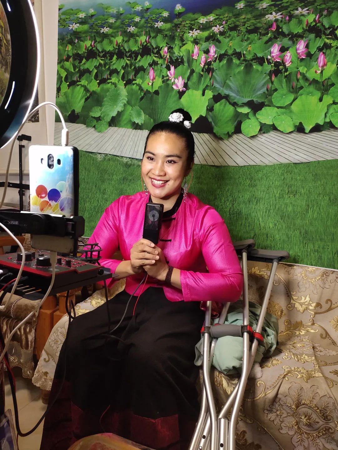 点赞云南双拐女孩网络直播成心灵的拐杖