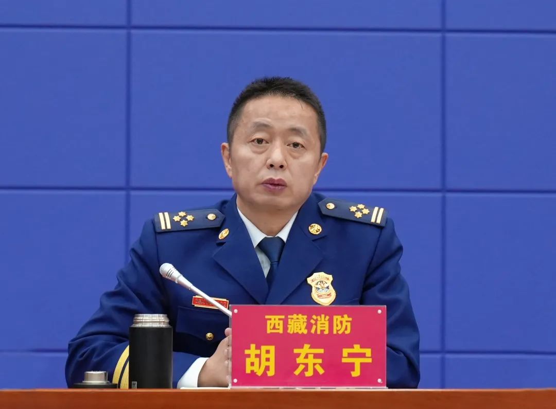 王岗总队长出席会议并讲话,胡东宁政委主持会议.