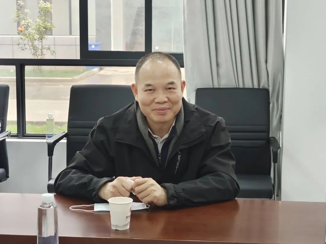 在三里镇点村建筑石料用灰岩矿加工企业,廖伟东仔细查看企业厂区环境