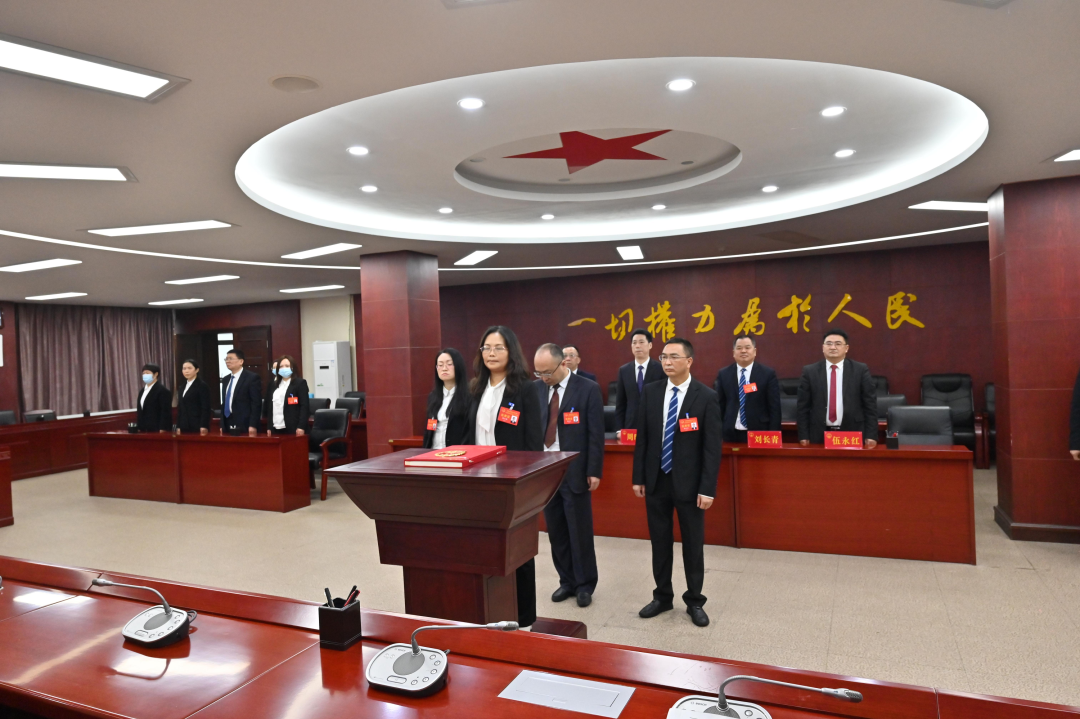 新当选为西秀区第六届人民代表大会常务委员会委员名单:殷红霞周兴文