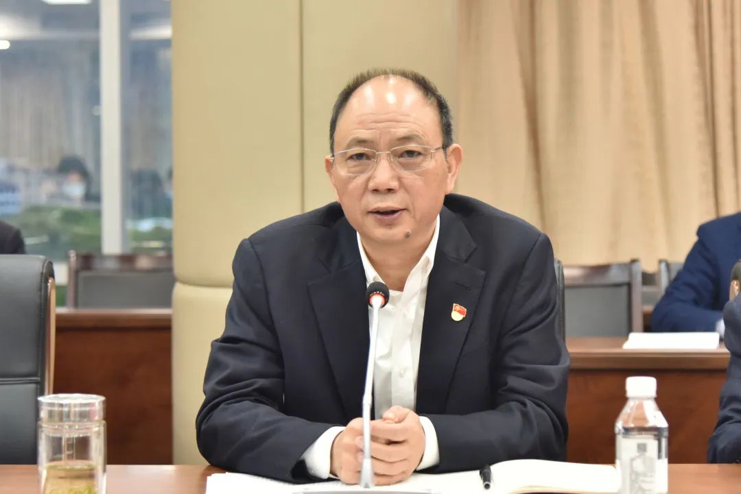 校领导吕一军,程锦国,李军红出席会议.校党委副书记程锦国主持会议.