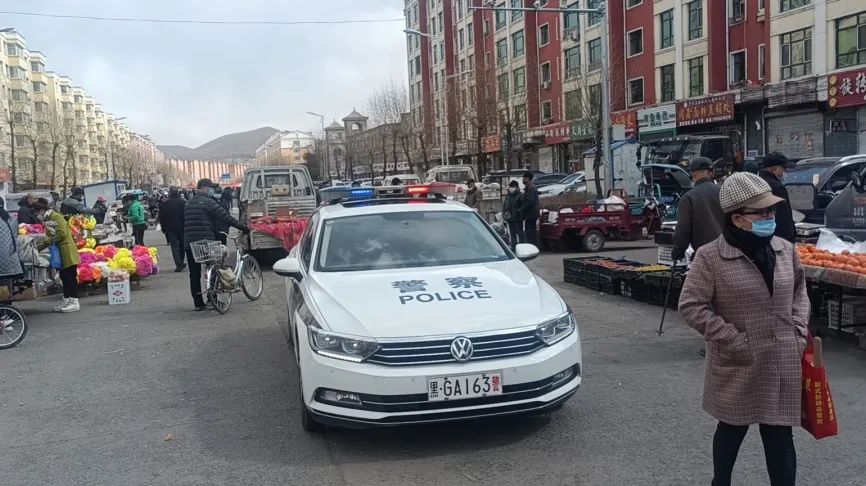 并肩战疫滴道法院警车变身宣传车