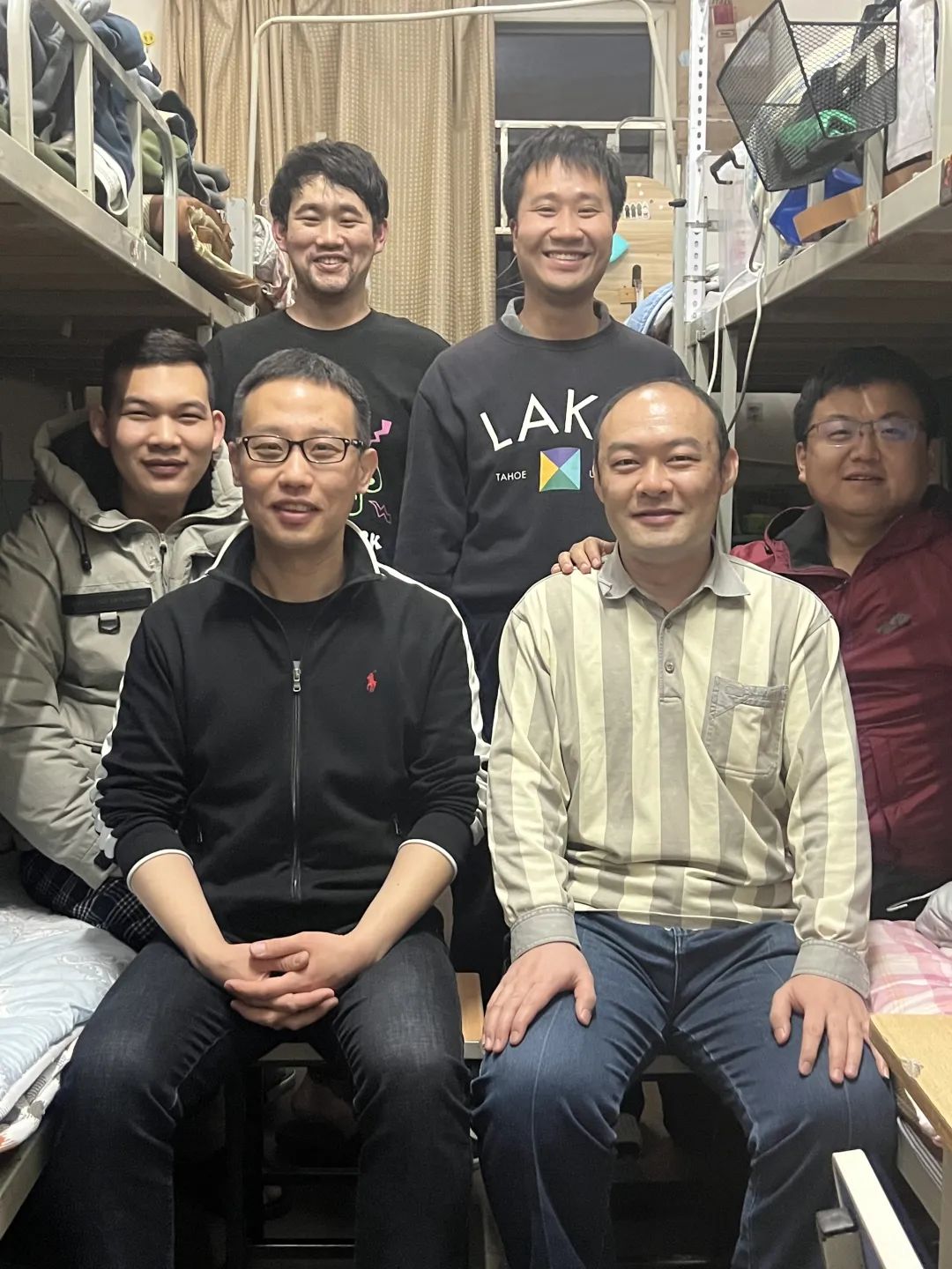 康文贺后排从左至右为:区法院葛尚奇,张鑫安,柳雨彤,傅烨)这是发稿前