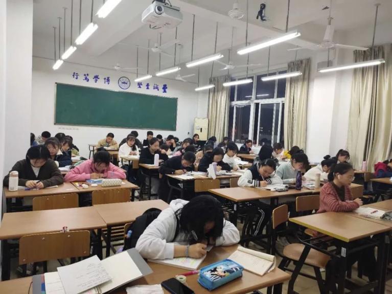 夜幕降臨,結束了一天學習的安徽醫科大學學生走出宿舍,走到戶外,輪滑