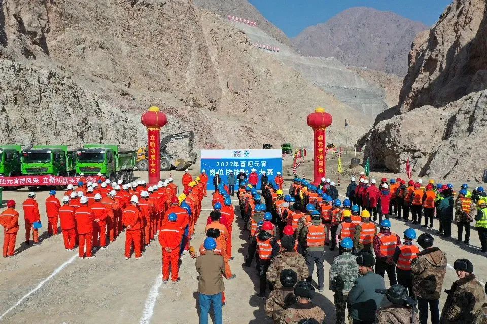 春风掠天山,库玛拉克河道崛起世界最高坝