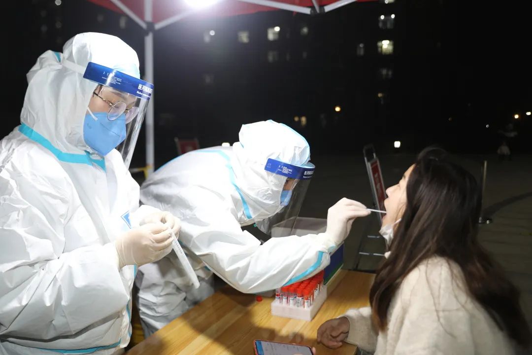 暖心丨全员核酸检测现场留下一个个动人瞬间