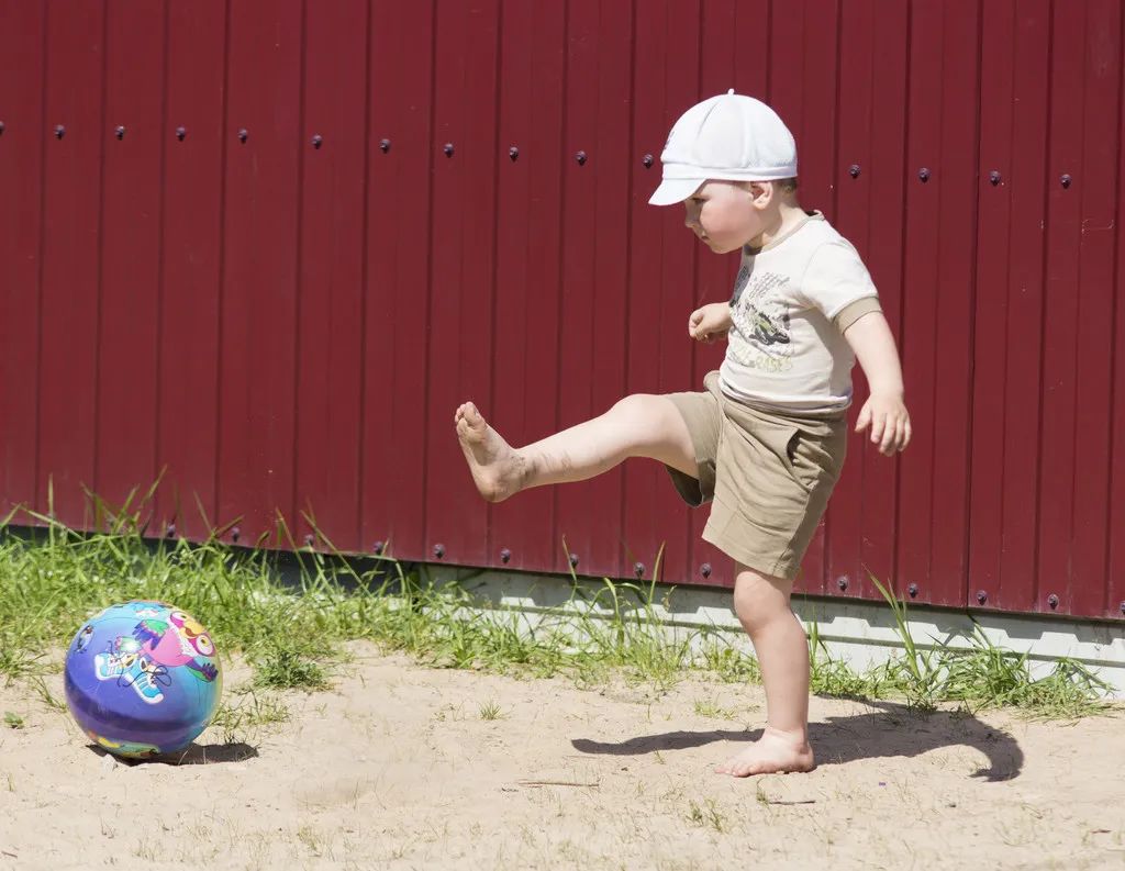 鞋底越薄跑步就越舒服研究发现人类其实更适合赤脚跑步