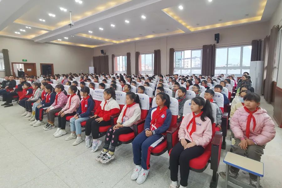 来到万州区龙驹镇龙驹中学,龙驹小学以"预防性侵犯罪 法治护航青春"为