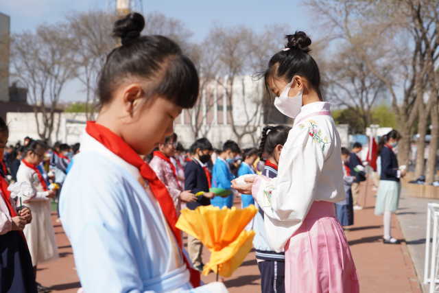 4月1日,銀川市興慶區唐徠回民小學,同學們手持自己製作的紙菊花正在