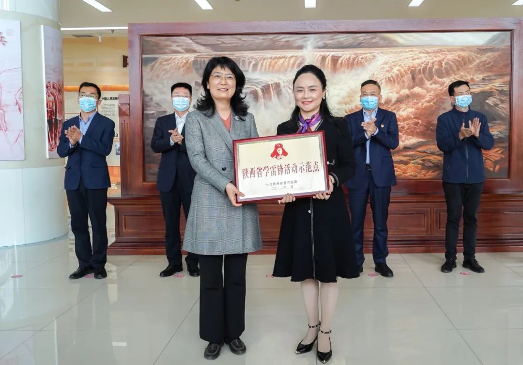 陕西省委宣传部向中铁二十局颁授学雷锋活动示范点奖牌