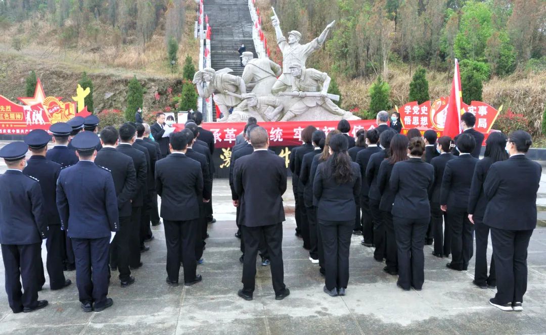 鮮花翠柏敬烈士碑矗群山萬民仰王琪軒指出追思忠魂緩步繞行鬱郁青松埋