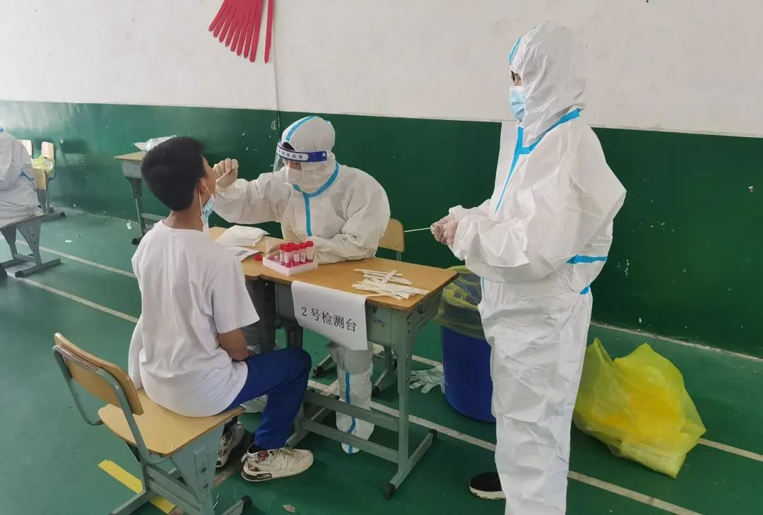 雅礼融城学校党员教师在食堂组织孩子们有序用餐.