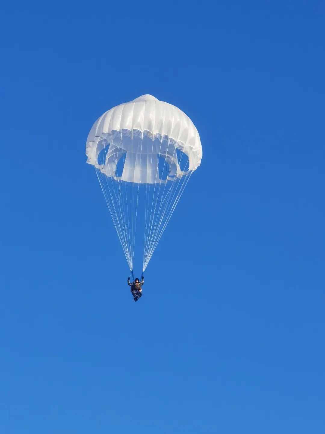 揭秘空降兵傘降背後的航空力量