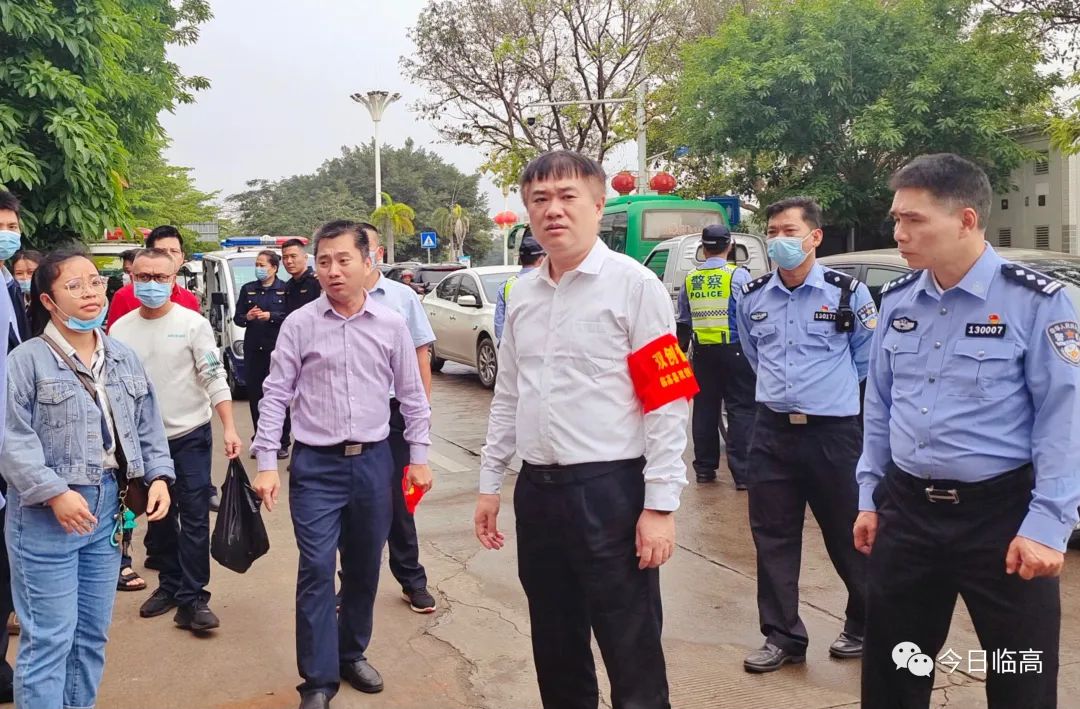 3月30日下午,县委常委,县委宣传部部长曹磊带领县公安局交管大队,县