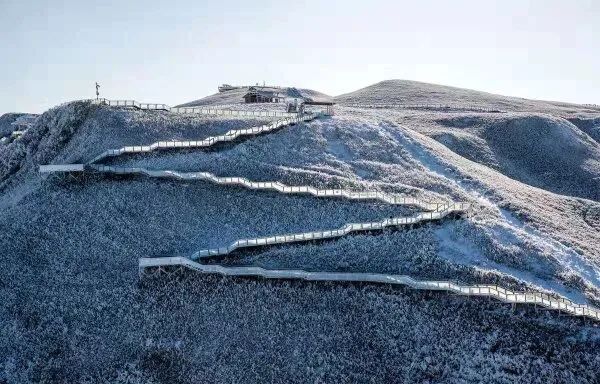 阿西里西韭菜坪的大山上雪仍然下個不停截至4月1日下午6時許記者發稿