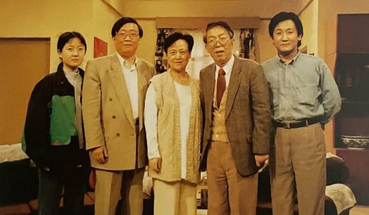 弟弟是梁天,他的父亲是人民日报的一个著名的记者编辑叫范荣康(梁达)