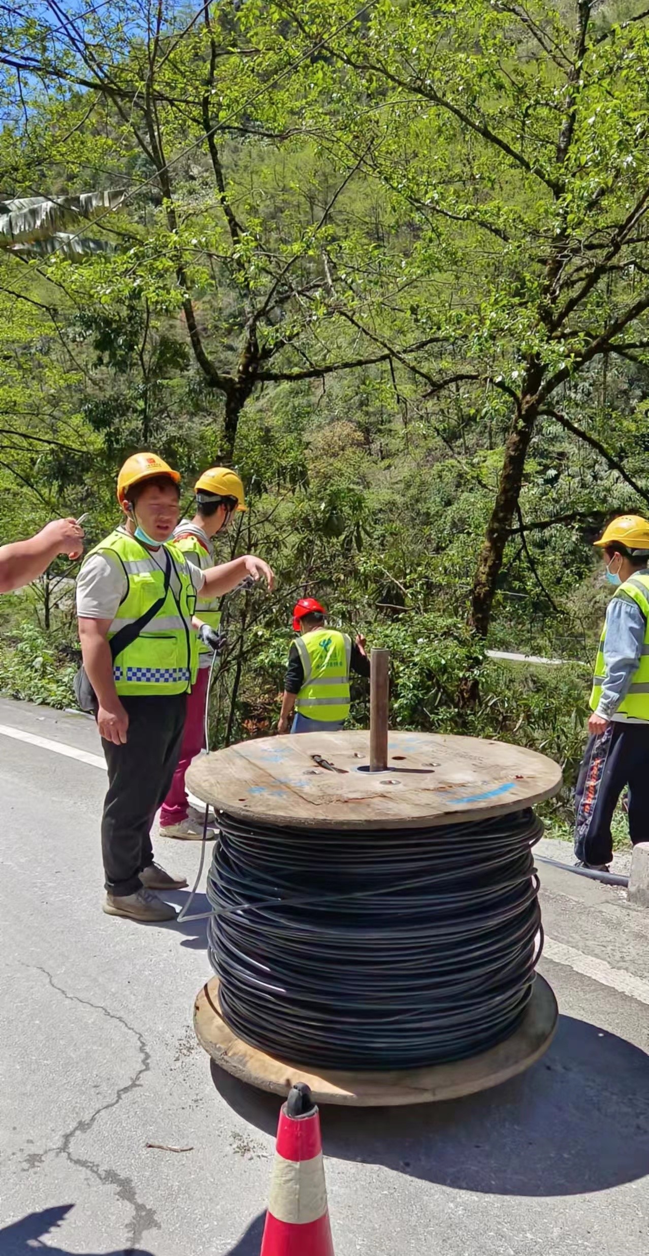 中国电信迅速启用卫星基站保云南贡山县独龙江乡泥石流灾害通信畅通
