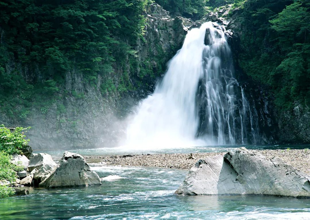 造就的奇峰异石,金龟石,天赐龙床,藏宝石,鱼跃龙门等元帅石,牛王布阵