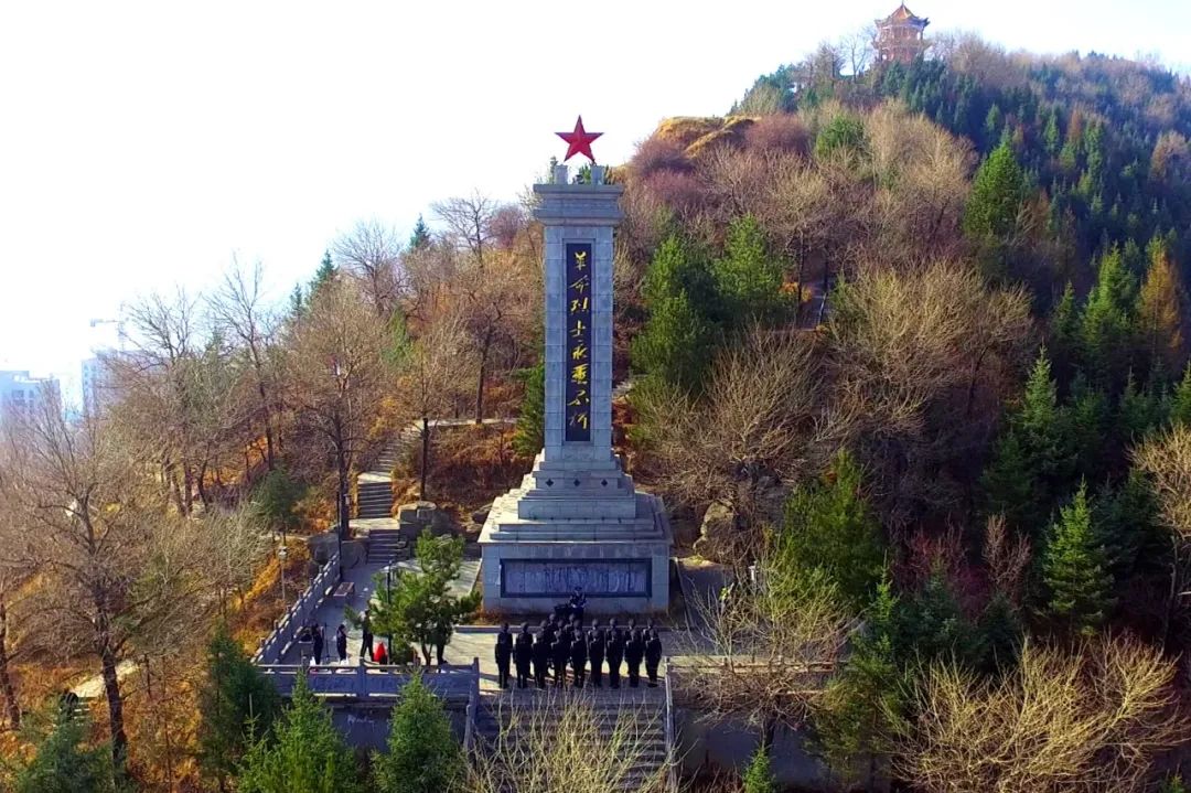 了"弘扬英烈精神,传承红色基因"纪念活动,组织民警来到二郎山祭奠英烈