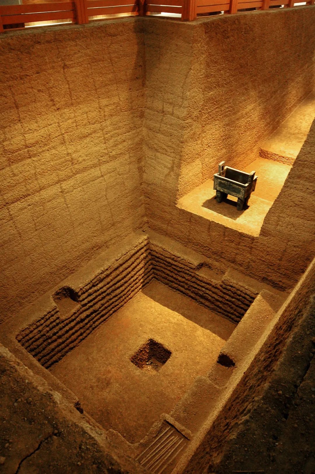 图/视觉中国春秋战国时期,来自淅川楚墓的云纹铜禁,来自新郑李家楼大