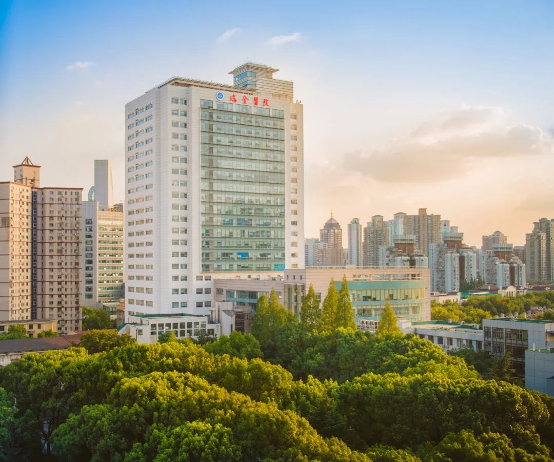 边等核酸结果边手术瑞金医院成功救治封控小区的心梗老伯