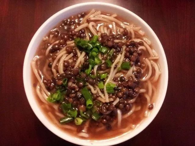 灰豆饭又名扁豆面,做法是先用扁豆熬成灰豆汤,再放入面条煮熟即成,因