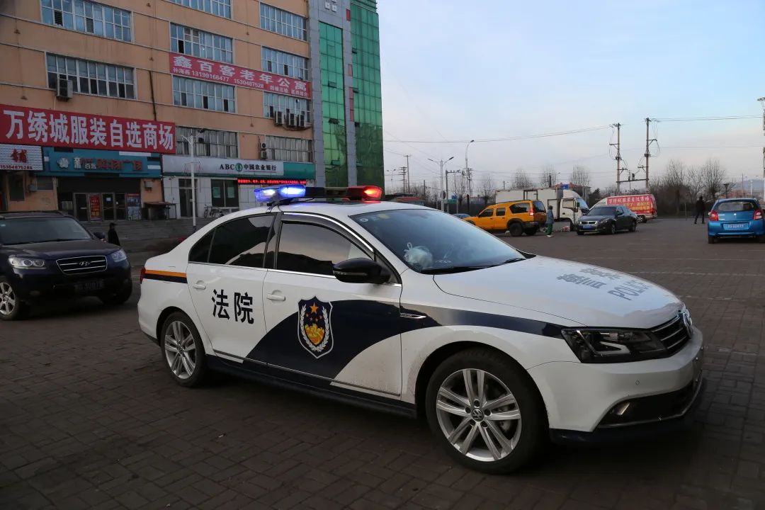 法院警车化身宣传车播放疫情防控相关法律及防疫知识滴道法院积极引导