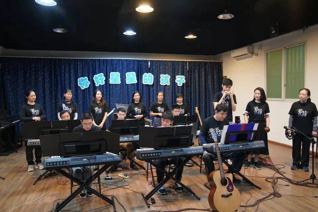 阳光文体中心上演,来自深圳市爱特乐团的孩子们和家长们用精湛的技艺
