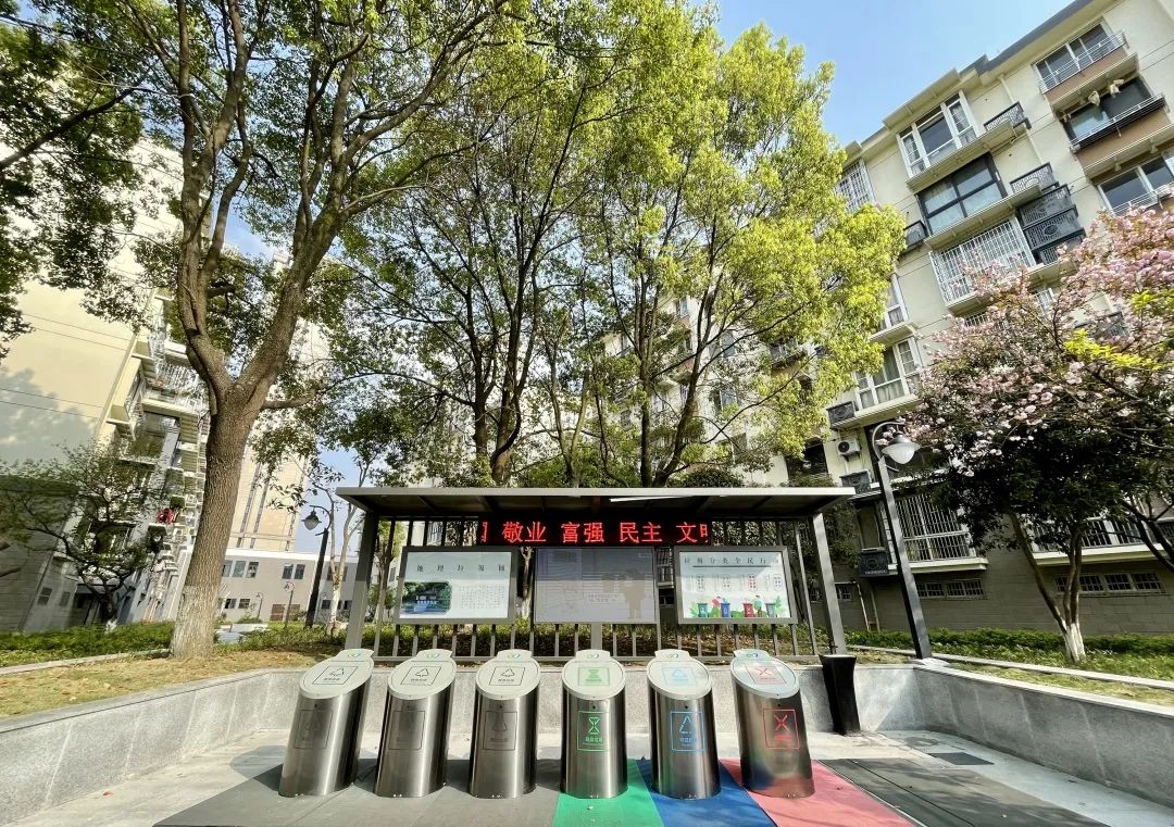 垃圾隐形了萧山首组地埋式垃圾桶上岗就位