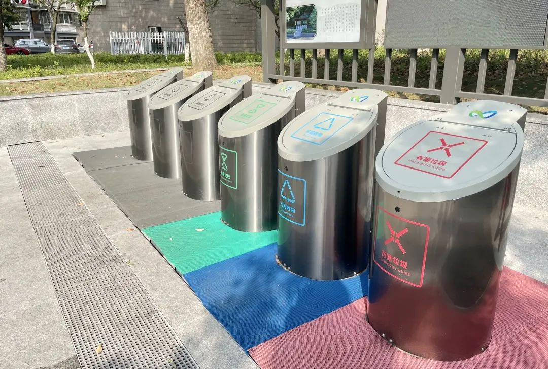 垃圾隐形了萧山首组地埋式垃圾桶上岗就位