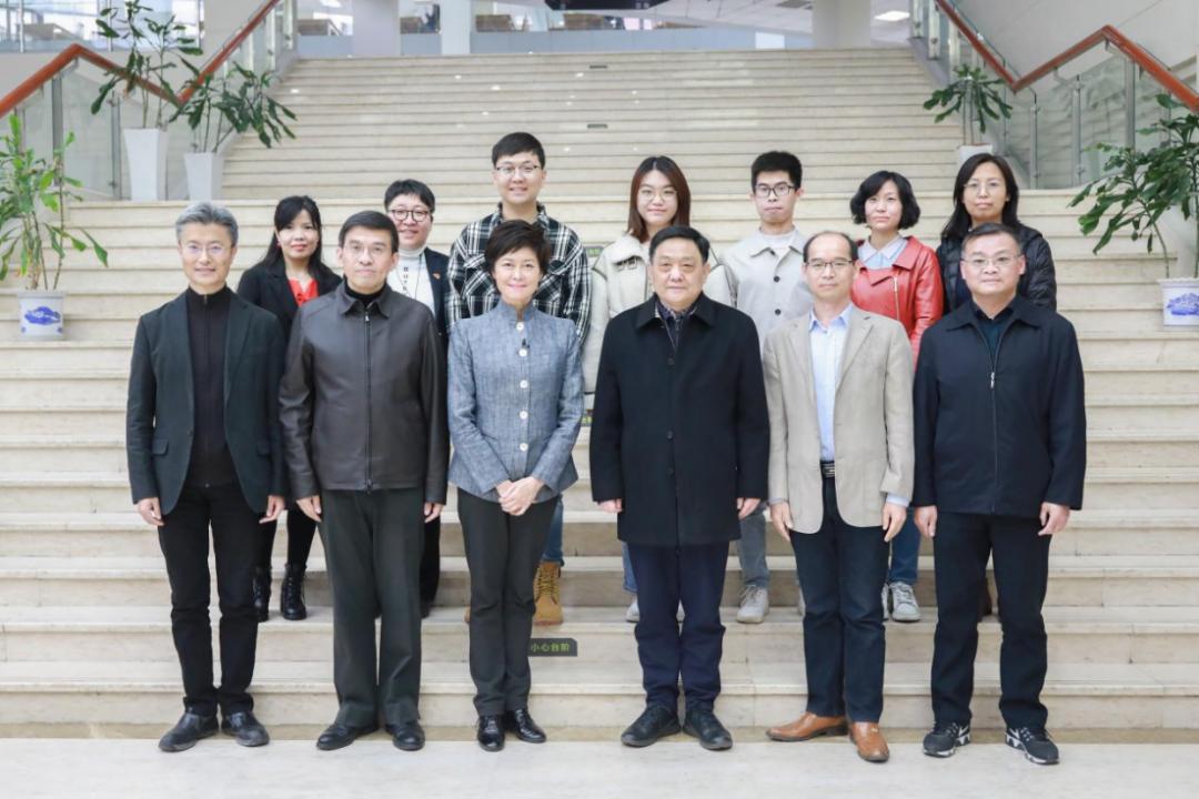 知名校友敬一丹向中传学者文库捐赠图书