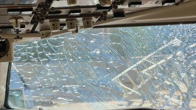 万米高空驾驶舱玻璃碎裂，达美波音客机紧急迫降
