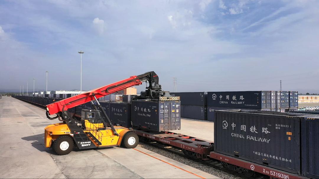 正面吊装卸司机左手打满方向盘,右手轻拨手柄,车子灵活转身,吊具张开