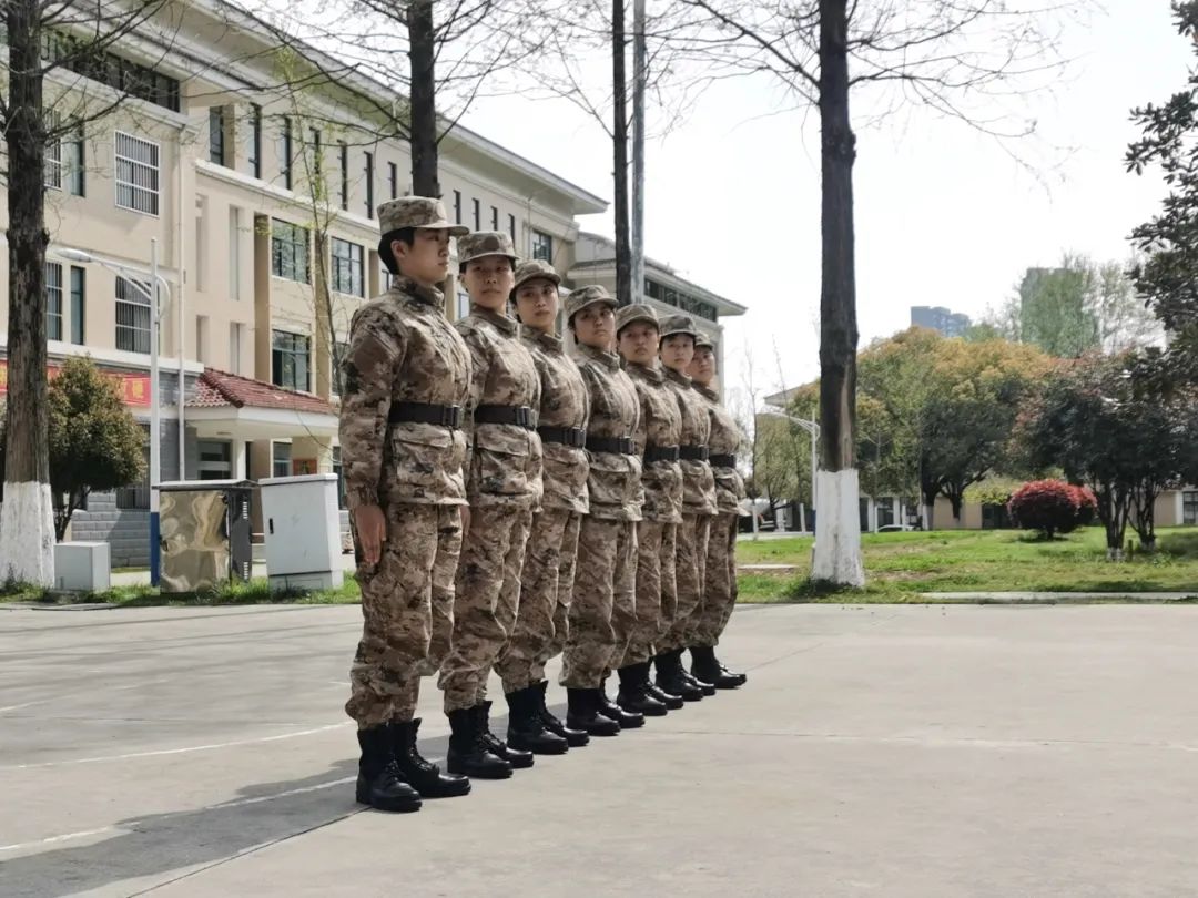 的軍禮▲口令震天展巾幗風采▲班長提醒齊步走的動作要領▲向右看齊