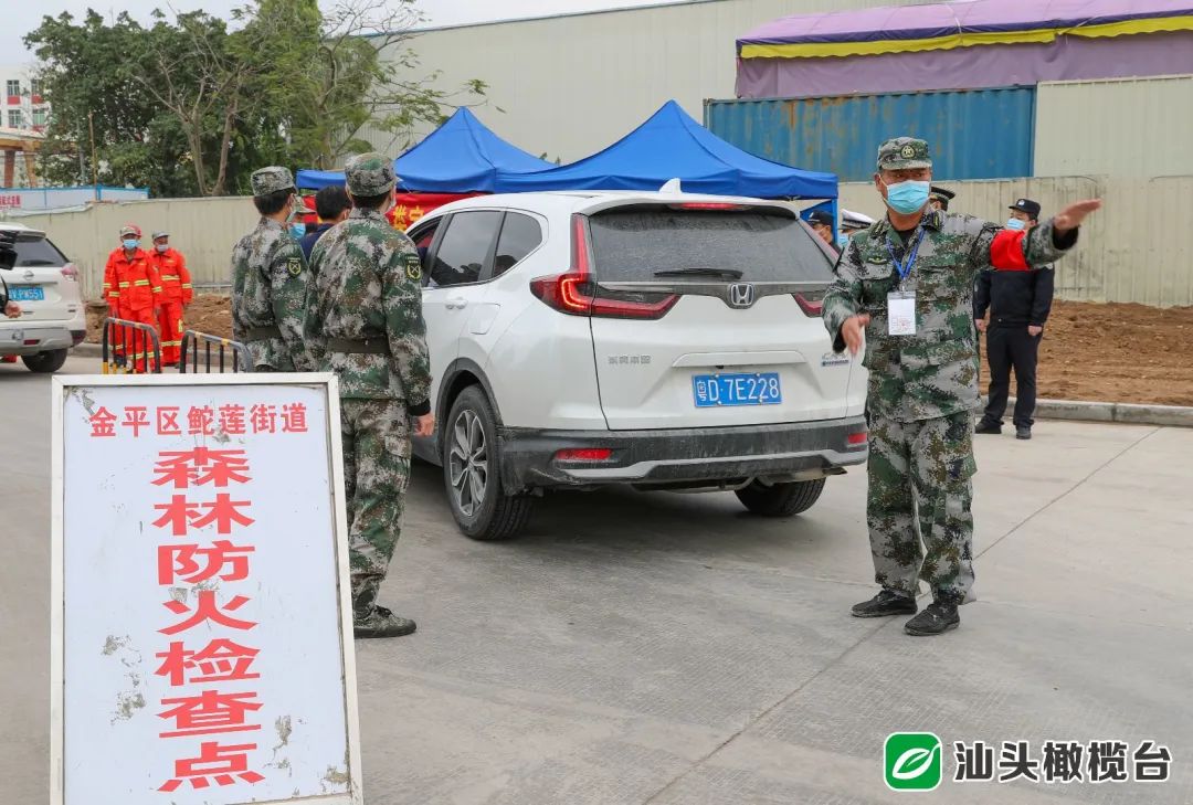 記者來到大學路上東路口,該路口是通往中華永久墓園雞籠山墓區的必經