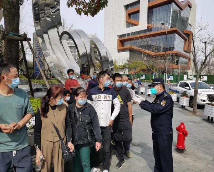 在緊張的江場西路核酸檢測點,靜安區大寧路街道綜合行政執法隊隊長