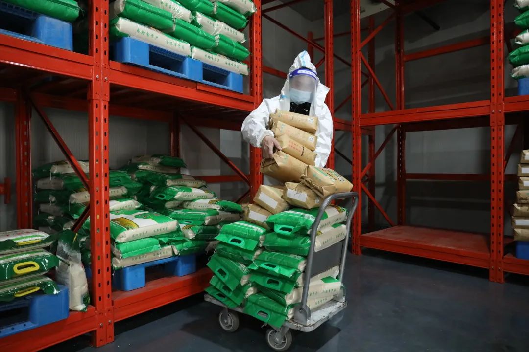 大米不够怎么办?"庄行快递,使命必达",万斤大米送往"疫"线