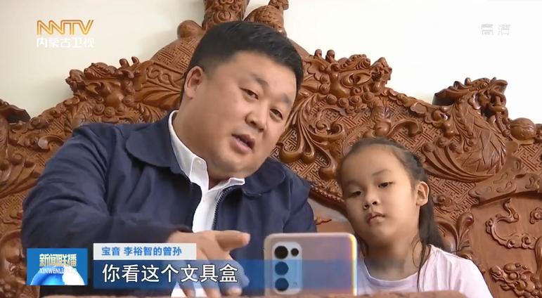 通过内蒙古革命烈士陵园推出的"代客祭扫"服务,为曾祖父李裕智祭扫