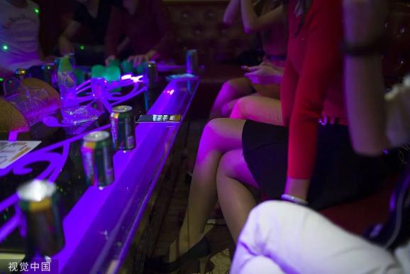 到泉州后,她曾试图跟公司负责人联系,对方要求她至少干完一个月,否则