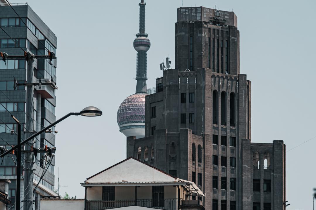 路线以福州大楼为始出发建于1930年的福州大楼距离外滩仅200米,三栋