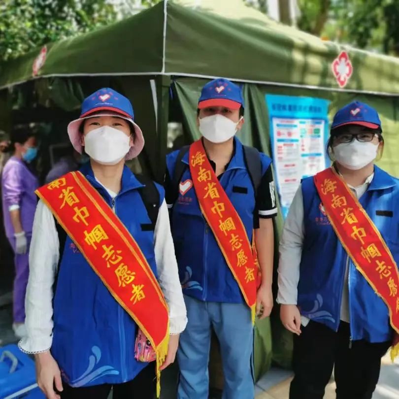 省妇联青年突击队,巾帼志愿者们化身"大白""蓝马甲",充分发挥先锋模范