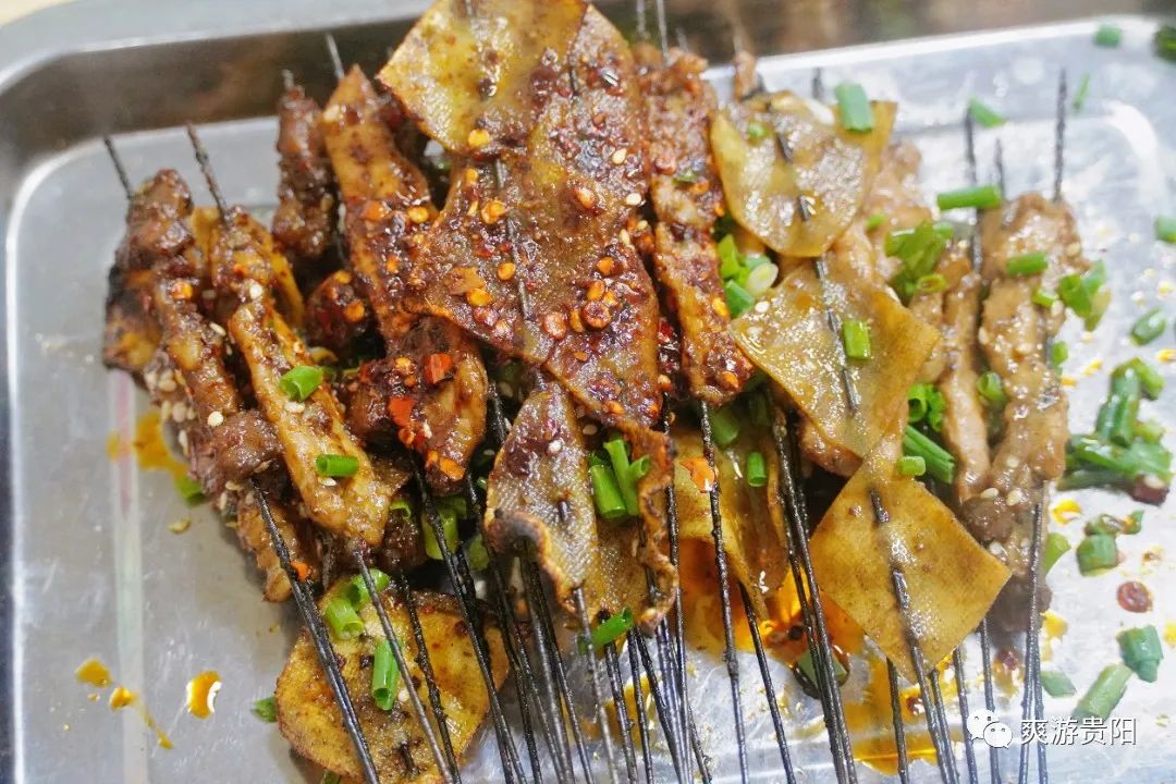 对了,用贵州独特的折耳根蘸水包裹着土豆,莲花白等美食,口味更赞!