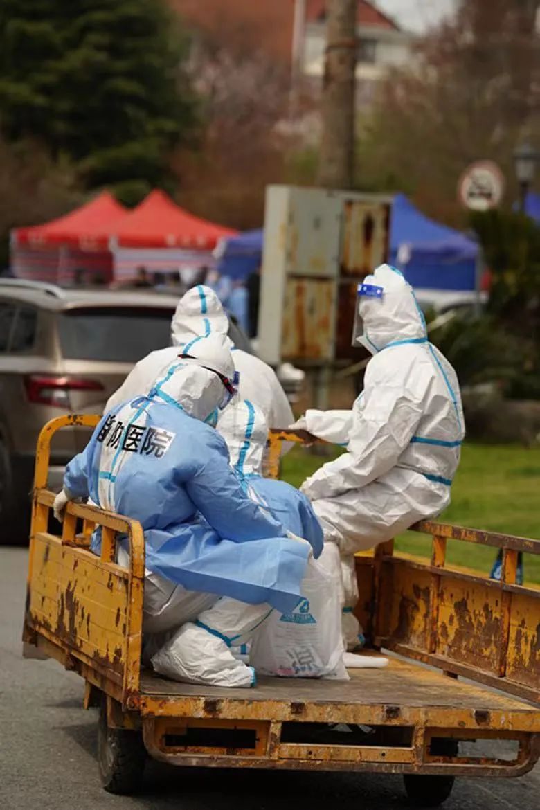 火焰蓝大白抗疫先锋昼夜不停