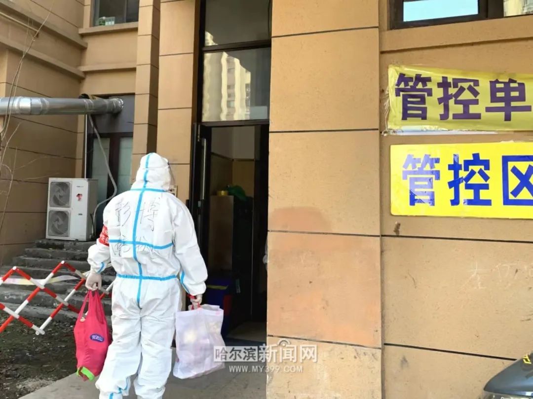 防疫攻坚他们在小区卡口管控单元建起红色堡垒