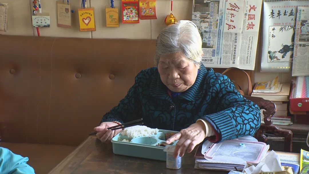 有ta们在这里的老人们吃饭不难