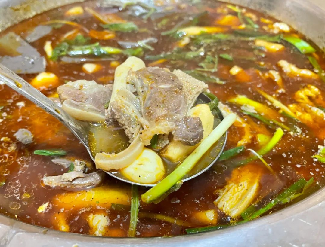 " 在贵州仁怀市区一家带皮羊肉火锅店里,一个本地大哥正在跟两名外地