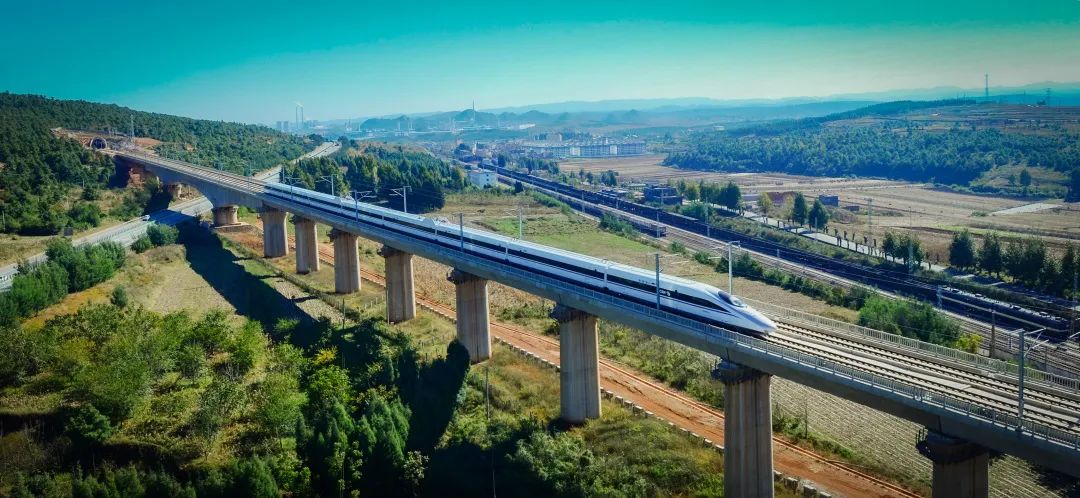 风雨无阻,奔向复兴——中国铁路昆明局集团铁路改革发展25周年巨变_政