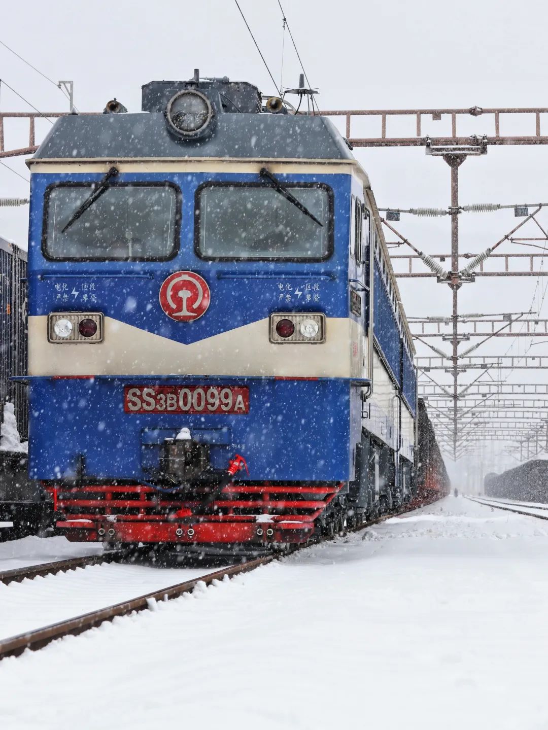 风雨无阻奔向复兴中国铁路昆明局集团铁路改革发展25周年巨变